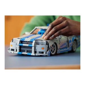 Close-up van voorkant LEGO Technic Nissan Skyline GT-R tijdens bediening