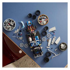 LEGO Technic onderdelen van de Nissan Skyline GT-R R34 verspreid op tafel tijdens bouwproces