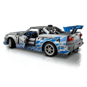 Zijkant van de LEGO Technic Nissan Skyline GT-R met open deur en opvallende blauwe striping