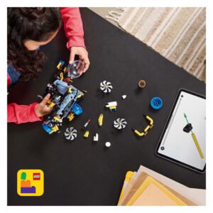 Kind bouwt LEGO Technic onderzeeër met losse onderdelen en tablet met instructies