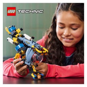 Lachend kind houdt LEGO Technic onderzeeër met beweegbare onderdelen vast