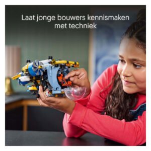 Meisje onderzoekt LEGO Technic onderzeeër met realistische cockpit