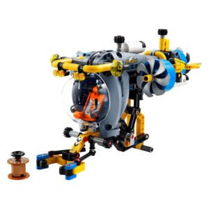 LEGO Technic onderzeeër met cockpit, propellers en grijparm op witte achtergrond