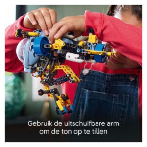 Kind gebruikt uitschuifbare arm van LEGO Technic onderzeeër om ton op te tillen