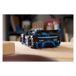 Achteraanzicht LEGO Porsche 42176 raceauto op houten tafel in woonkamer