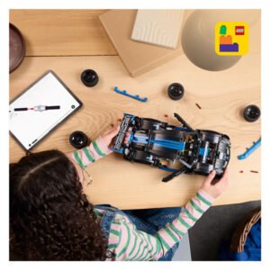 Bouwproces LEGO Technic Porsche GT4 met onderdelen en tablet