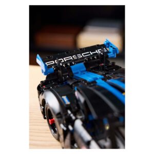 Detail van LEGO Technic Porsche GT4 achterspoiler met Porsche logo