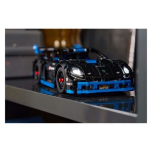 LEGO Technic Porsche 42176 raceauto model in vitrinekast met blauwe accenten