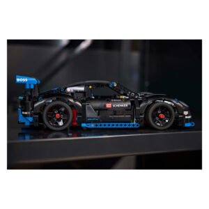 Zijaanzicht van LEGO Technic Porsche 42176 met DB Schenker en Mobil 1 details
