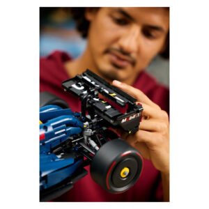 Close-up van achtervleugel LEGO Technic Red Bull F1 auto