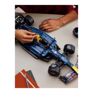 Man bouwt LEGO Technic Red Bull F1 auto met gele onderdelen