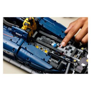 Vinger wijst naar motor van LEGO Technic Red Bull auto