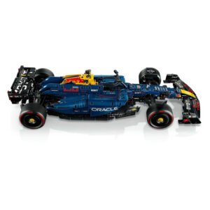 Zijaanzicht van volledig gebouwde LEGO Technic Red Bull F1 racewagen