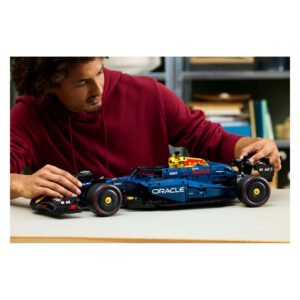 Man plaatst wielen op LEGO Technic Red Bull F1 model