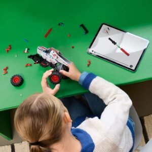 Kind bouwt LEGO ThunderROARus met digitale instructies op tablet