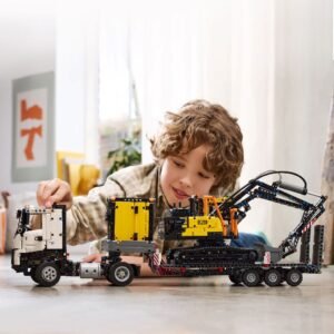 Kind speelt met LEGO Technic Volvo FMX en EC230 op de vloer