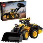LEGO Technic 42209 Volvo L120 electric wiellader met productdoos op witte achtergrond
