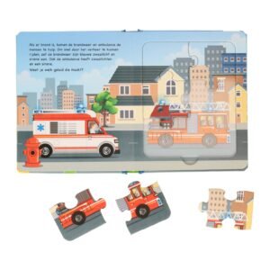 Binnenkant van puzzelboek met brandweerwagenpuzzel en illustratie van ambulance
