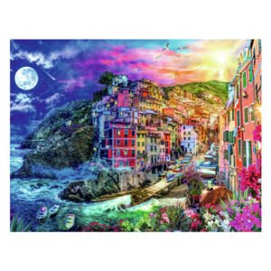 Kleurrijke illustratie van het schilderachtige Cinque Terre bij maanlicht met wilde golven en bloemen op de voorgrond van ravensburger