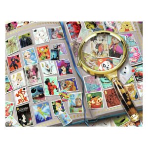 Close-up van Disney-postzegelverzameling met vergrootglas en iconische personages van ravensburger