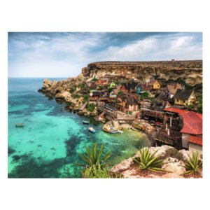 Kleurrijk vissersdorp aan een turquoise baai bij kliffen in Malta van ravensburger