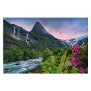 Adembenemend Noors berglandschap met watervallen, wilde bloemen en gletsjer bij zonsondergang van ravensburger