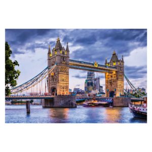 Tower Bridge in Londen verlicht bij zonsondergang met de skyline op de achtergrond van ravensburger