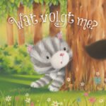 Schattig grijs gestreept katje gluurt nieuwsgierig achter boom in kleurrijk bos Wat volgt me?