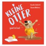 Voorkant van het kinderboek "Kleine Otter gaat in bad" met vrolijke illustratie van Kleine Otter in een plas modder. Kleine Otter Gaat in Bad