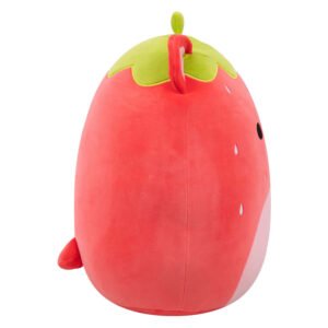 Zijaanzicht van Squishmallow knuffel in rood aardbei-ontwerp met groene bovenkant