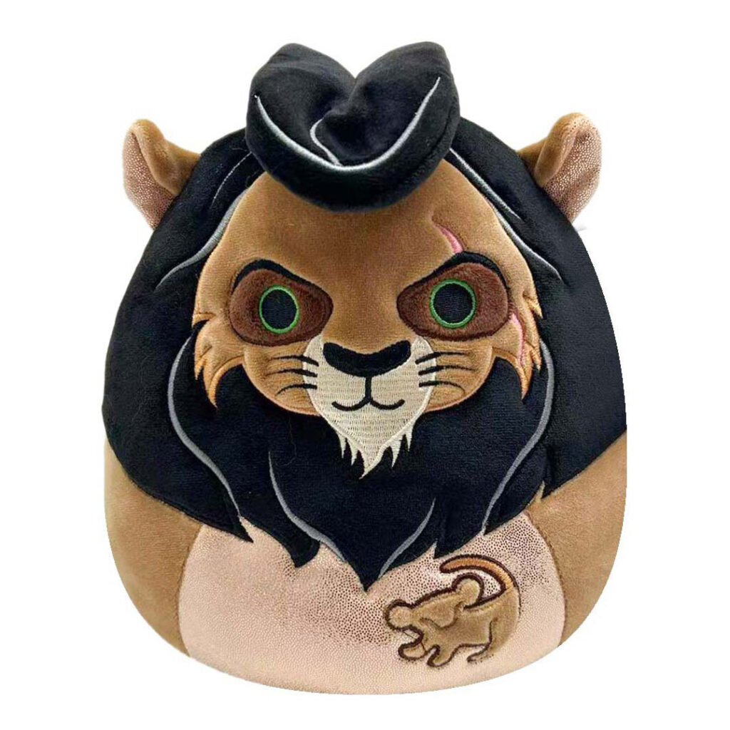 Squishmallows Scar knuffel recht van voren met leeuwen-symbool op buik Squishmallows Knuffel Pluche - Scar, 20cm