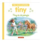 Voorkant van kinderboek "Tiny en de pony’s" met illustratie van Tiny die een pony leidt op een grasveld Tiny en de Pony's