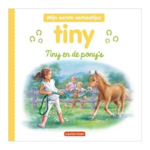 Voorkant van kinderboek "Tiny en de pony’s" met illustratie van Tiny die een pony leidt op een grasveld Tiny en de Pony's