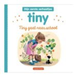 Voorkant kinderboek Tiny gaat naar school met meisje, katje en schooltas in een tuin Tiny Gaat naar School