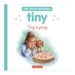 Voorkant van Tiny is jarig met Tiny, hondje en verjaardagstaart met kaarsjes. Tiny is Jarig