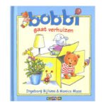 Voorzijde van het kinderboek Bobbi gaat verhuizen met Bobbi en zijn knuffels in een verhuisdoos Bobbi Gaat Verhuizen