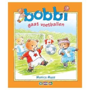 Bobbi de beer speelt voetbal op de cover van het kinderboek 'Bobbi gaat voetballen' van Monica Maas Bobbi Gaat Voetballen