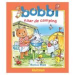 Kinderboek Bobbi naar de camping met illustratie van beer die afwast op een zomerse camping Bobbi naar de Camping