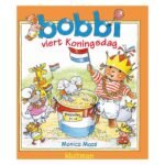 Voorkant van het kinderboek Bobbi viert Koningsdag met Bobbi in oranje outfit en Nederlandse vlag Bobbi Viert Koningsdag