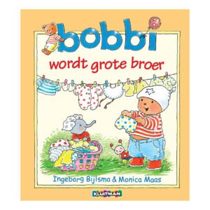 Voorkant van prentenboek Bobbi wordt grote broer met Bobbi die babykleertjes vasthoudt Bobbi Wordt Grote Broer