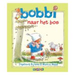Voorzijde van het boek Bobbi naar het bos met Bobbi die door het herfstbos loopt Bobbi naar het Bos