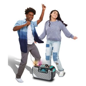Twee kinderen zingen en dansen met een VTech karaoke set