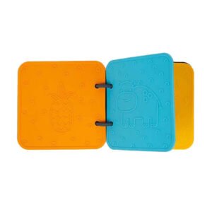 Oranje en blauwe pagina’s van baby badboekje met ananas en nijlpaard