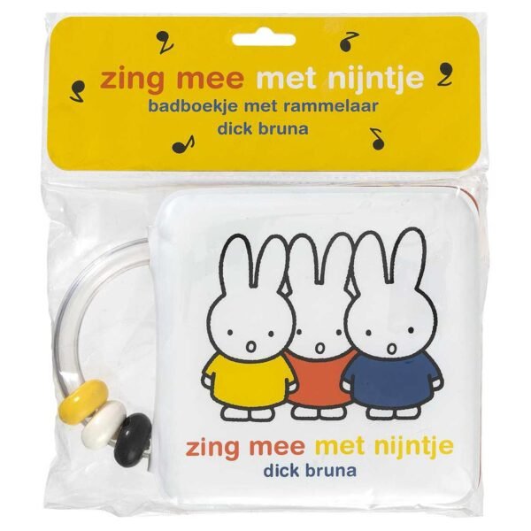 Voorzijde van het badboekje "Zing mee met nijntje" met drie nijntjes in gekleurde kleding en rammelaar. zing mee met nijntje badboek