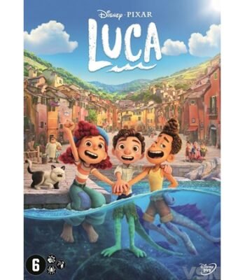 Cover van animatiefilm Luca met kinderen en zeewezens in Italiaans dorp