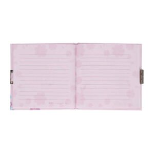 Roze dagboek met gelinieerde pagina’s en bloemmotief achtergrond