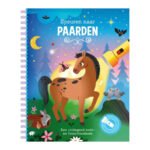 Voorkant van kinderboek 'Speuren naar Paarden' met pony en zaklamp in nachtelijke scène Speuren Naar Paarden Zoekboek met Kartonnen Zaklamp