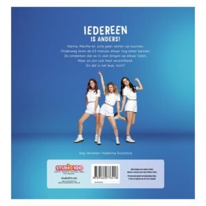 Achterzijde van K3 boek Iedereen is Anders met echte K3-leden in witte outfits tegen blauwe achtergrond