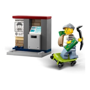LEGO boef met geld en koevoet op skateboard naast pinautomaat en wanted-poster