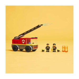 LEGO brandweerwagen met uitschuifbare ladder en twee minifiguren op gele achtergrond